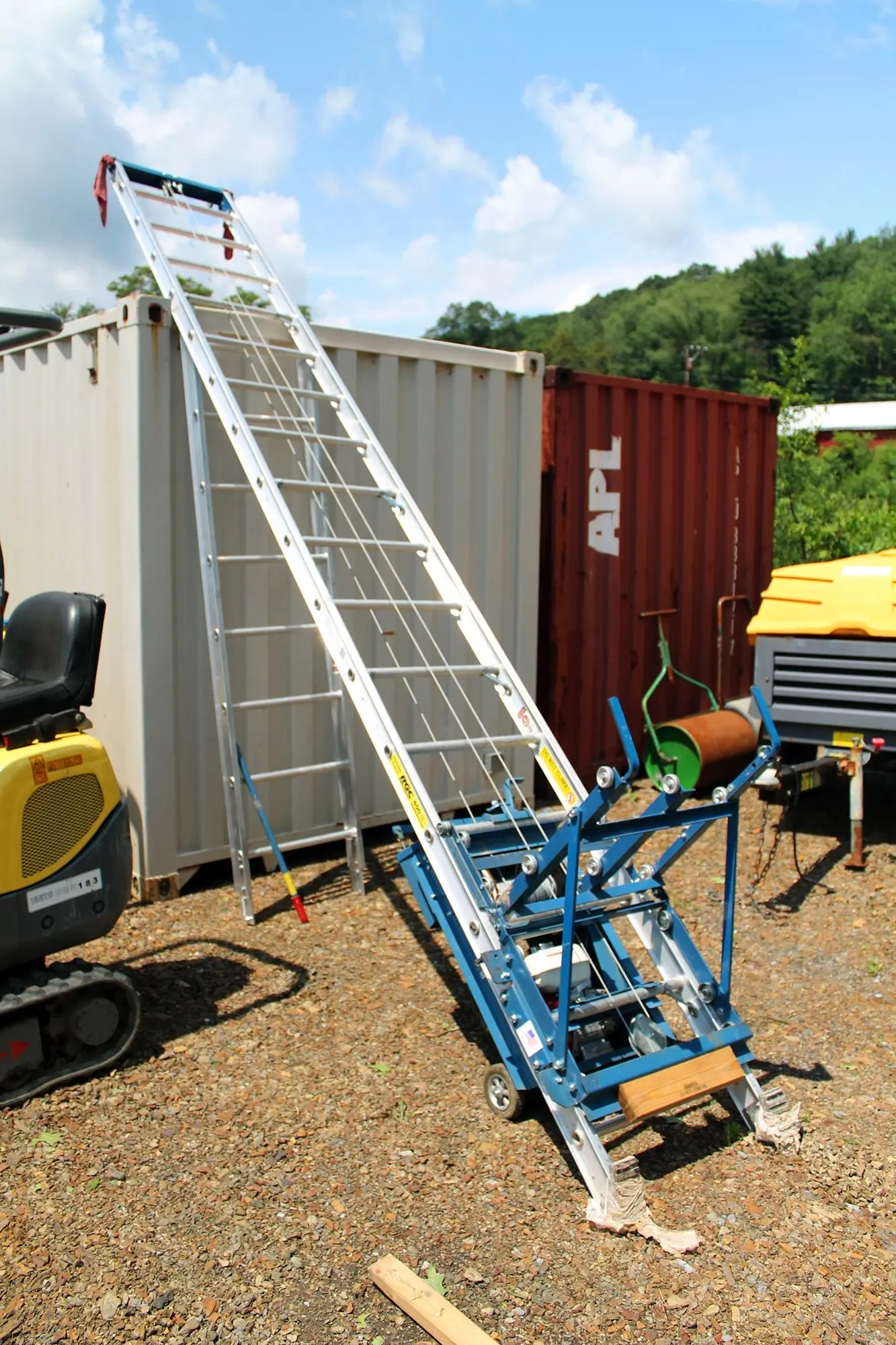 SHINGLE LIFT W/ LADDER image
